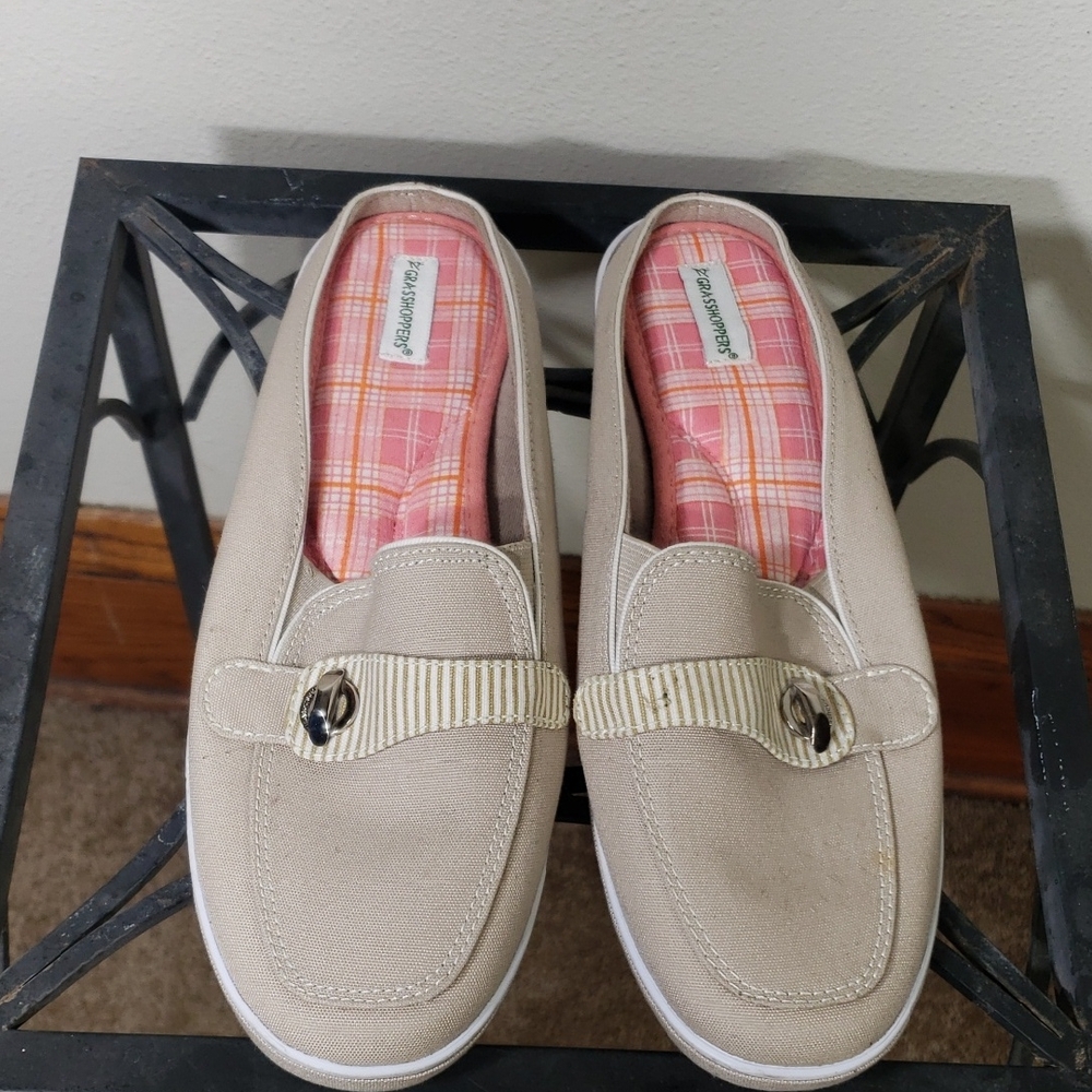 NWOB Women's Size 8.5M Grasshoppers Beige Loafers with Plaid Insole